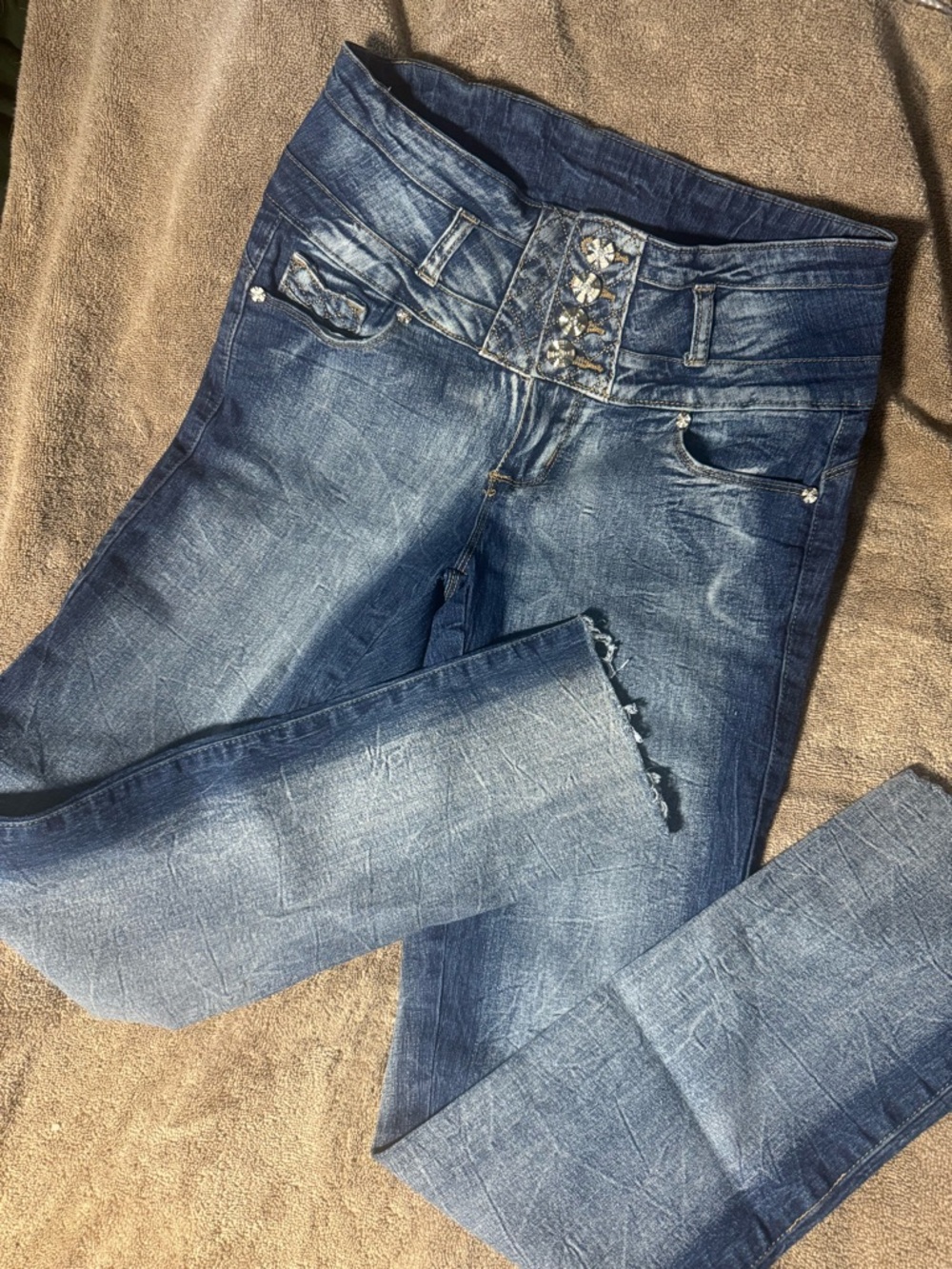 Women’s Blue Distressed High-Waist Jeans Sz 7 2000’s style jeans w/ rhinestones